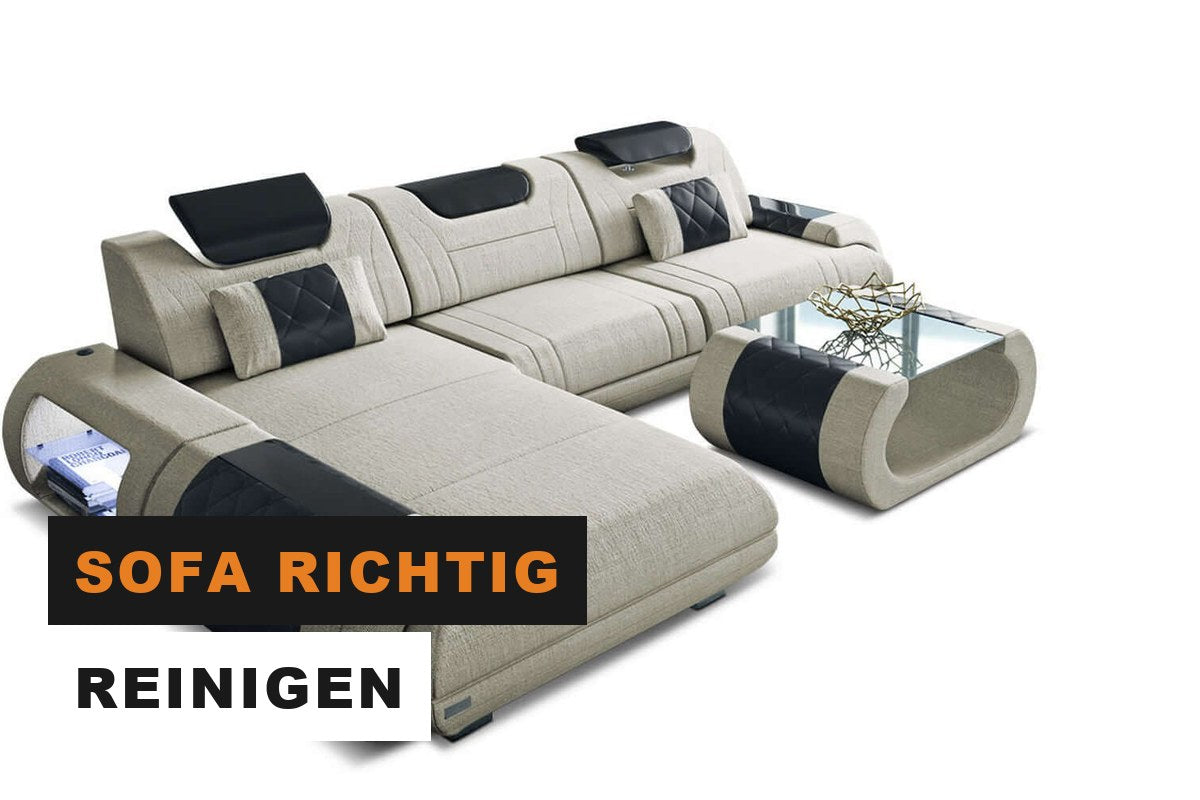 Modernes Stoffsofa in L-Form in einem hellen, aufgeräumten Wohnzimmer