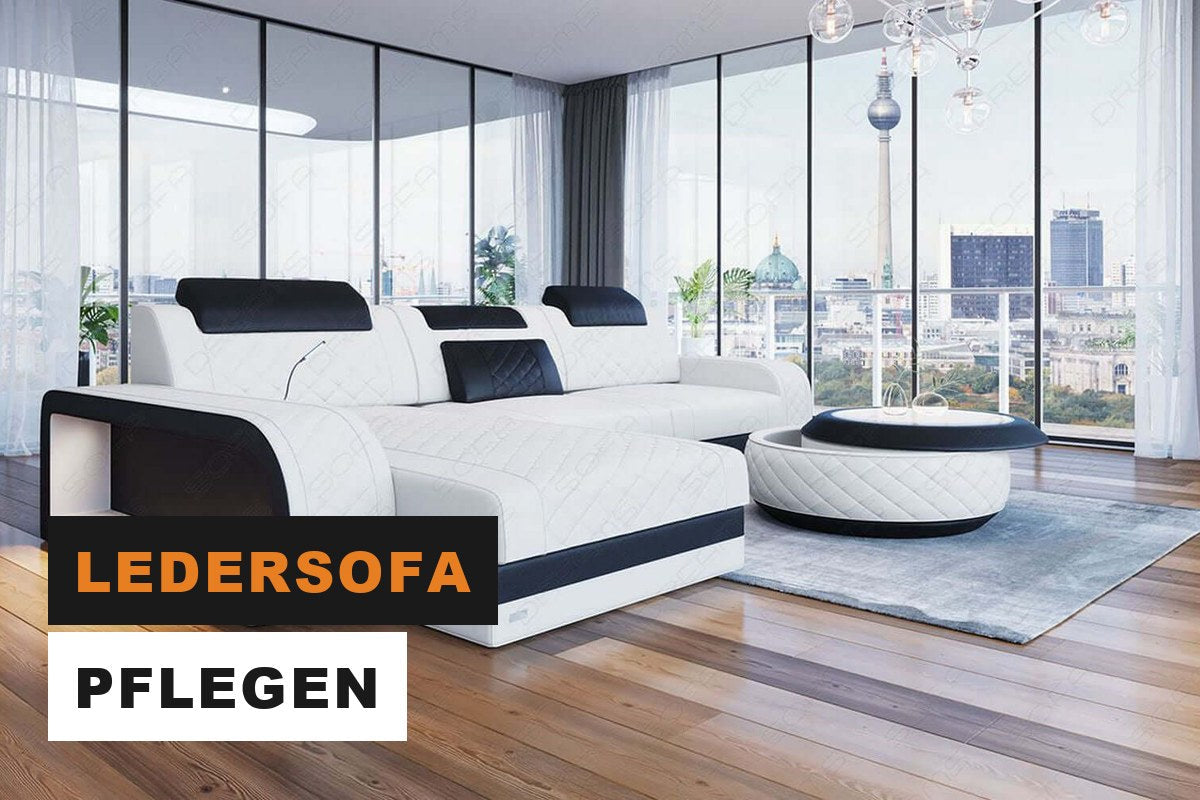 Schwarz-weißes Ledersofa in L-Form in einem elegant eingerichteten Wohnzimmer
