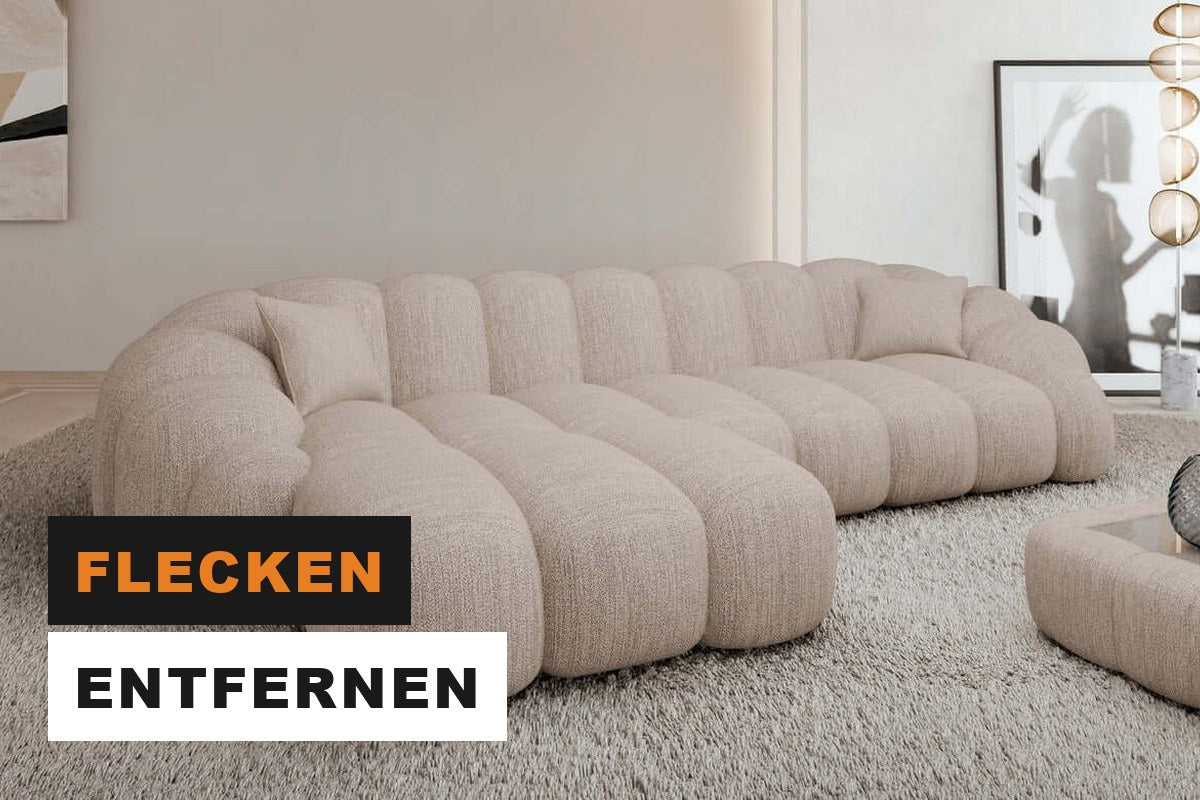 Beiges Stoffsofa in L-Form in einem gemütlichen, hellen Wohnzimmer