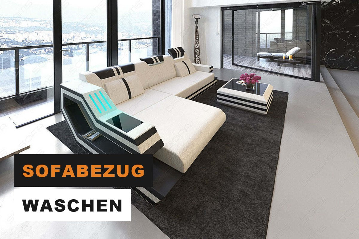 Helles Stoffsofa mit abnehmbaren Bezügen in einem modernen Wohnzimmer