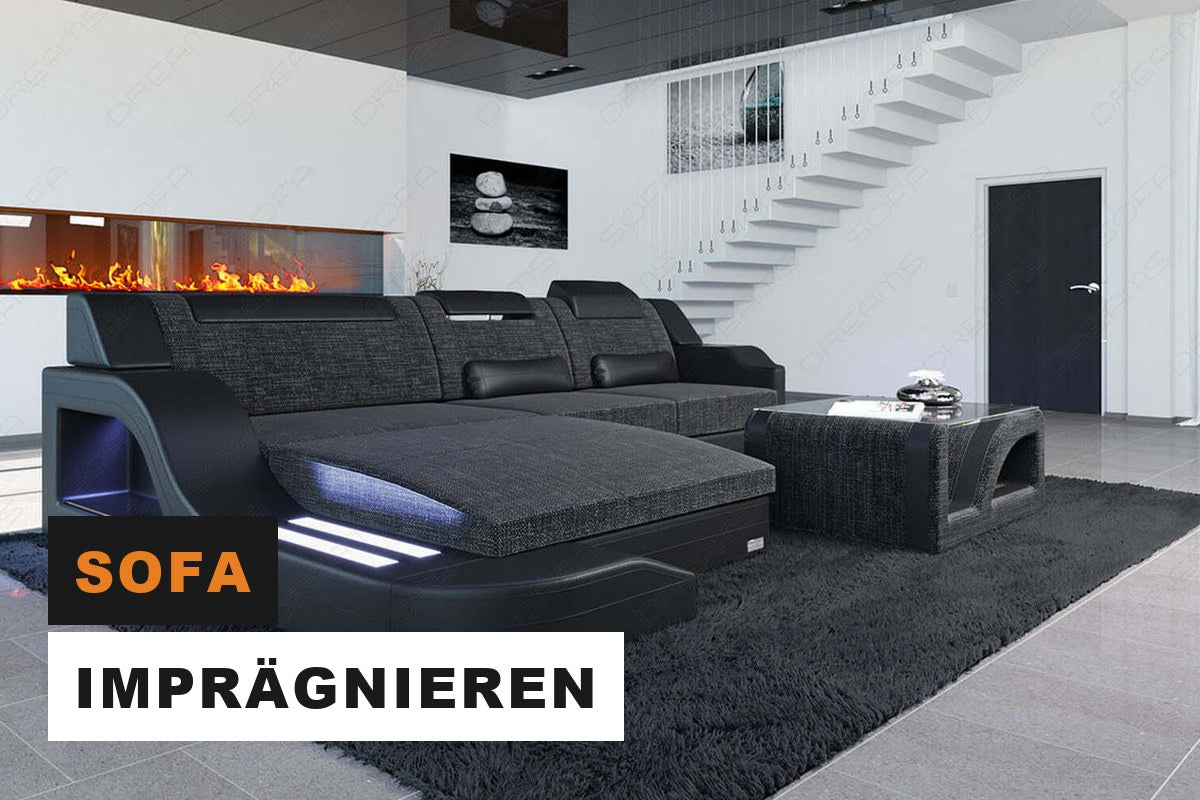 Dunkelgraues Stoffsofa in L-Form in einem modernen Wohnraum