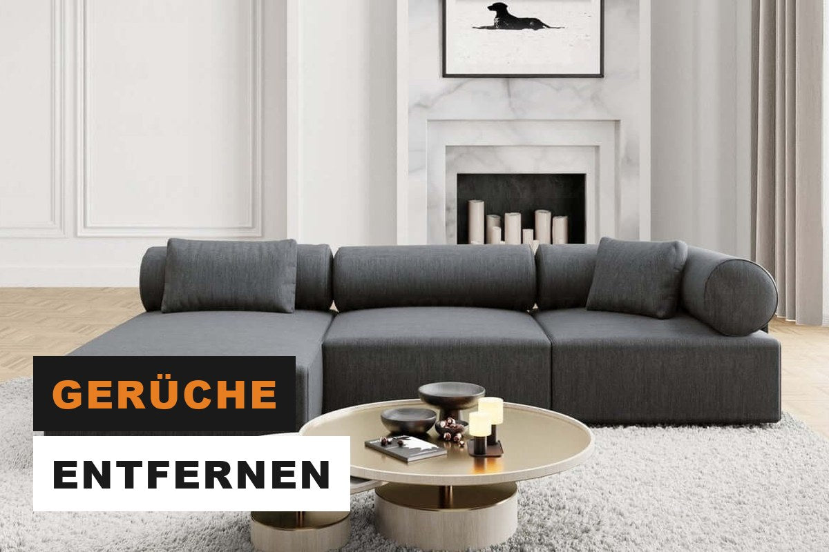 Anthrazitfarbenes Stoffsofa in L-Form in einem luftigen Wohnzimmer