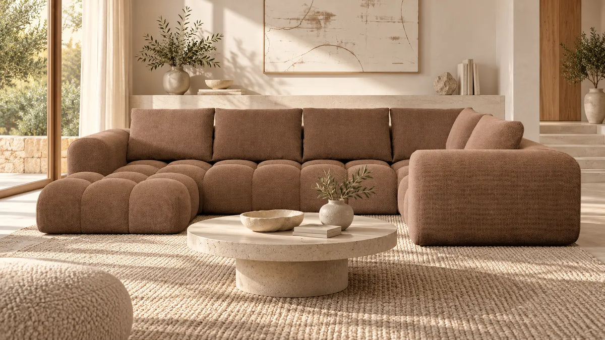 Casaluna Sofas – braune Sofa Dreams Wohnlandschaft mit weichen Polsterformen im hellen Wohnraum