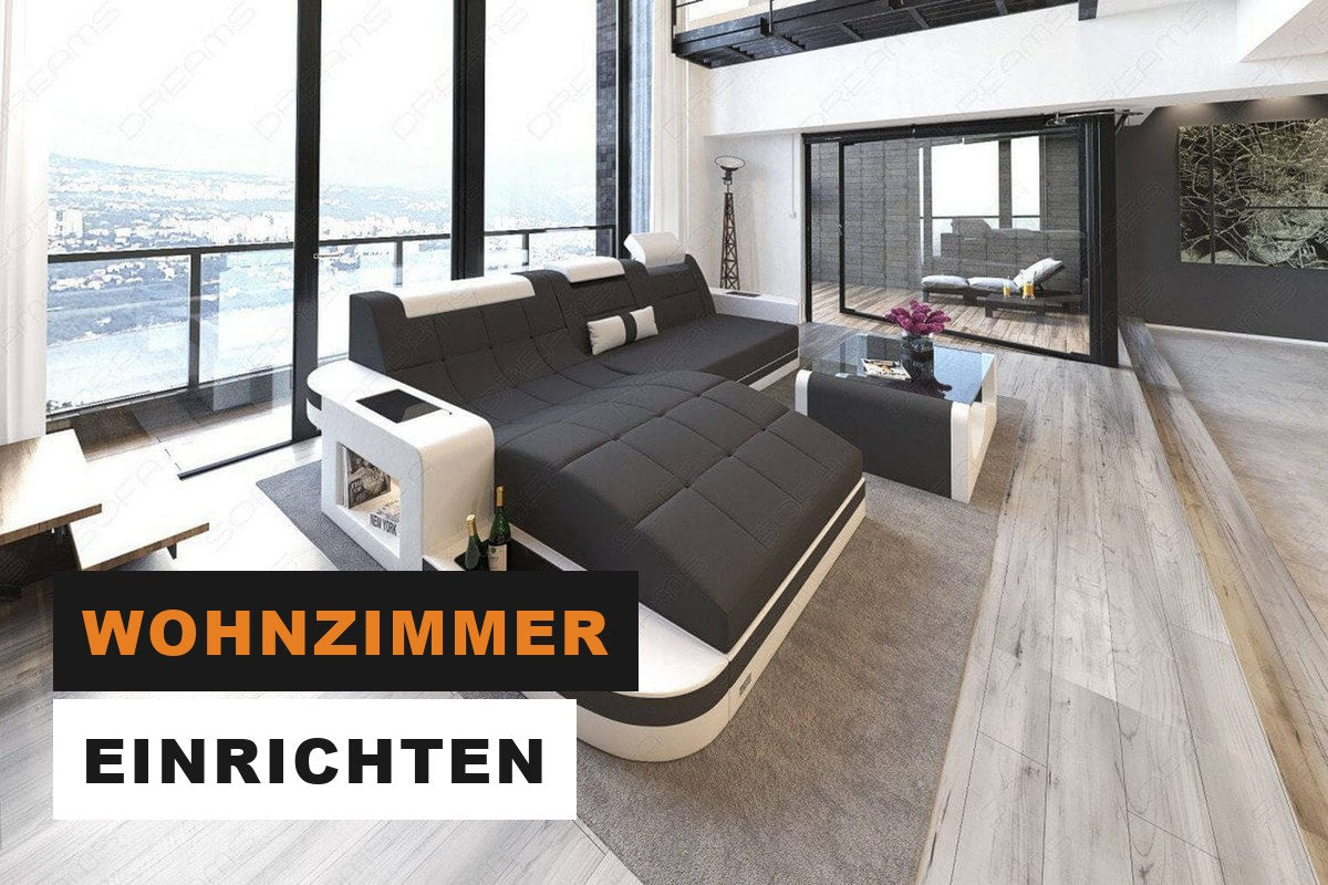 Modernes Wohnzimmer mit grauem Stoffsofa, Couchtisch und Beleuchtung